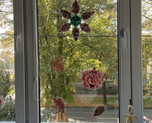 vytváření podzimní výzdoby na okna