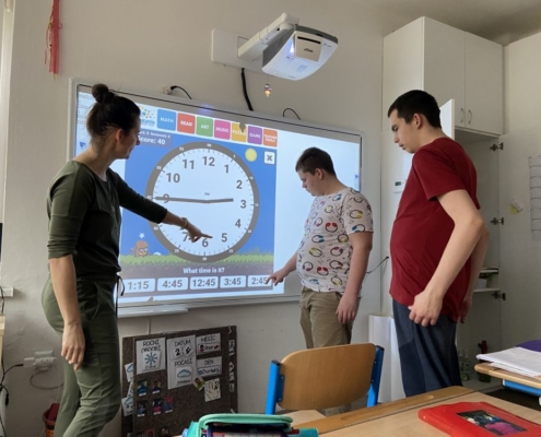 za pomoci interaktivní tabule