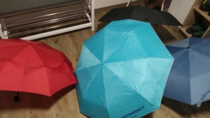 šatna zaplněná deštníky