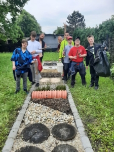 Dnes jsme pracovali na naší školní zahradě