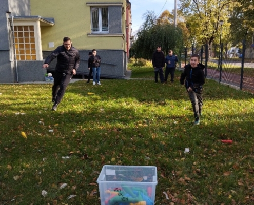 kroužek Veverek na zahradě a v domečku.