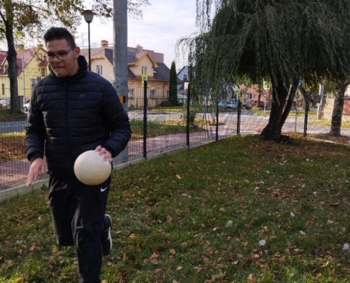 kroužek Veverek na zahradě a v domečku.