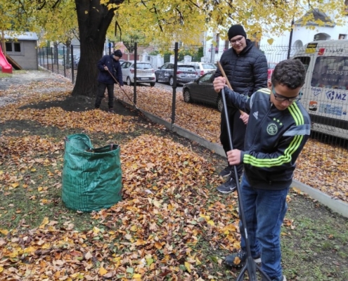 úprava PC učebny a hrabání listí