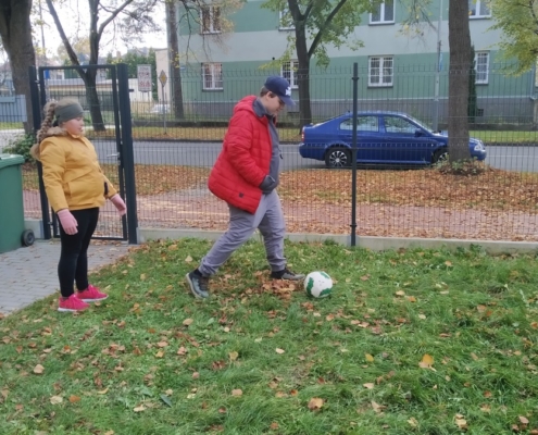 zakopat na zahradě školy a nebýt jen v tělocvičně