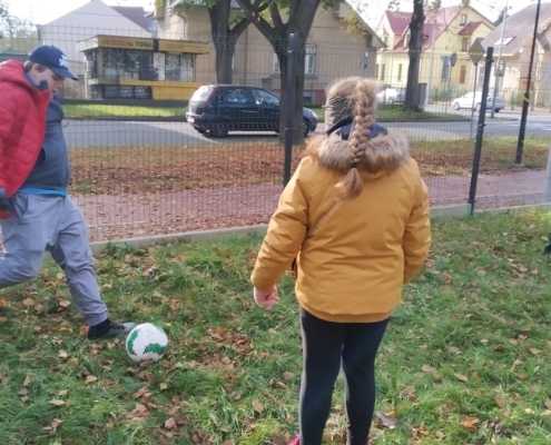 zakopat na zahradě školy a nebýt jen v tělocvičně