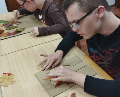 Podzimní stromy z vylisovaných listů