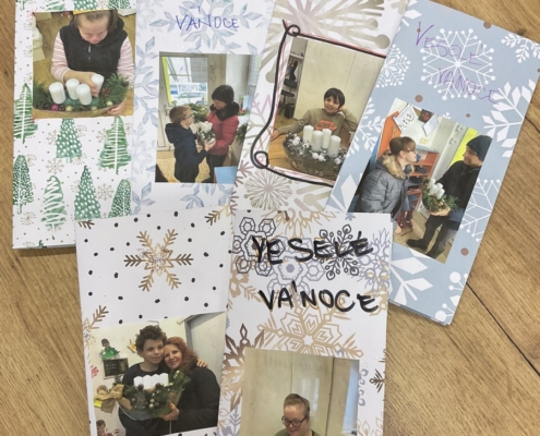 žáci si vyrobili vánoční přání pro rodiče