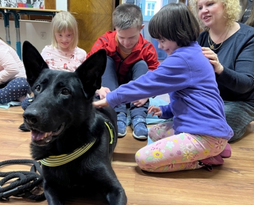 Canisterapie s větším pejskem děti velmi překvapila