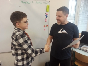 Pololetní vysvědčení školního roku 2023/2024 je rozdáno
