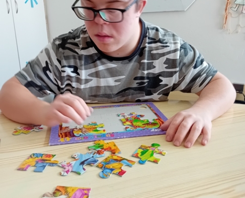 Ve výuce děti četly, psaly, počítaly, po práci skládaly puzzle