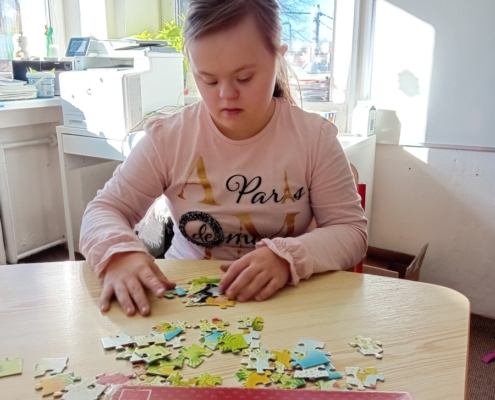 Ve výuce děti četly, psaly, počítaly, po práci skládaly puzzle