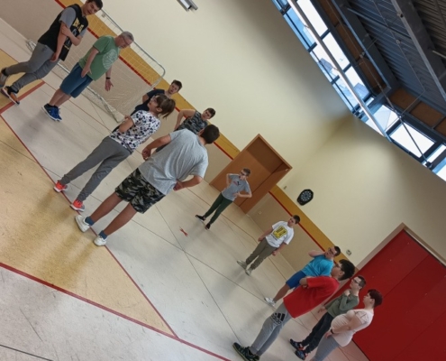 Pondělní tělocvik - nástup, rozcvička, trocha jógy a běžecké závody
