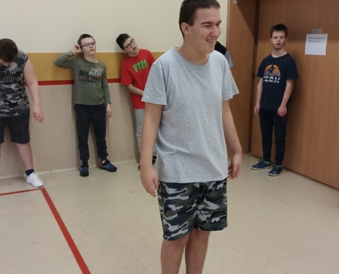 Pondělní tělocvik - nástup, rozcvička, trocha jógy a běžecké závody