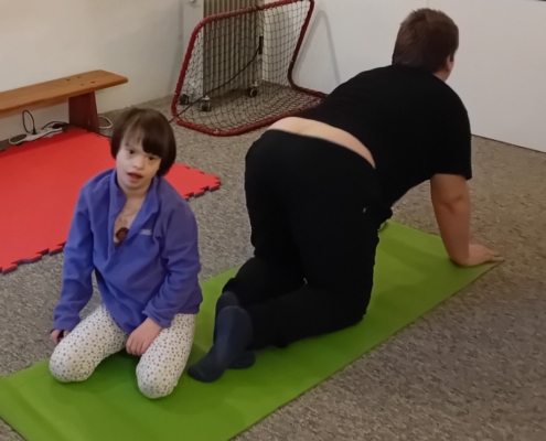 žáci v tělocviku cvičili jógu