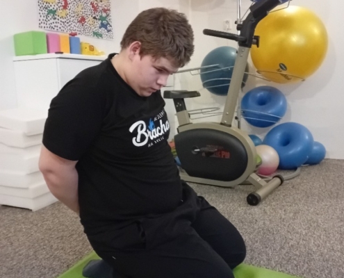 žáci v tělocviku cvičili jógu