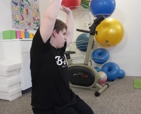 žáci v tělocviku cvičili jógu