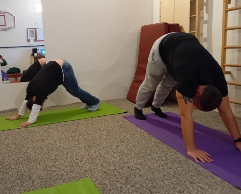 žáci v tělocviku cvičili jógu