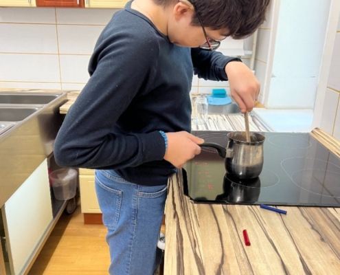 svíčky různých barev, vymalovali velikonoční zajíčky, poslouchali hudbu a koukali na pohádku, procházka