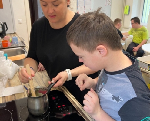 svíčky různých barev, vymalovali velikonoční zajíčky, poslouchali hudbu a koukali na pohádku, procházka