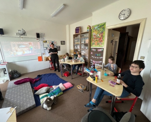 svíčky různých barev, vymalovali velikonoční zajíčky, poslouchali hudbu a koukali na pohádku, procházka