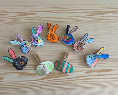 svíčky různých barev, vymalovali velikonoční zajíčky, poslouchali hudbu a koukali na pohádku, procházka