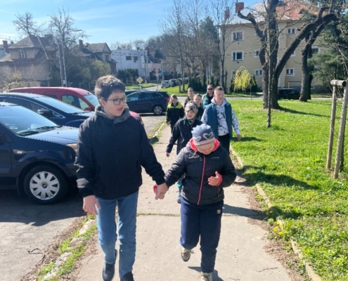 svíčky různých barev, vymalovali velikonoční zajíčky, poslouchali hudbu a koukali na pohádku, procházka