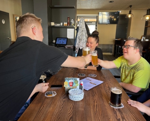 svíčky různých barev, vymalovali velikonoční zajíčky, poslouchali hudbu a koukali na pohádku, procházka