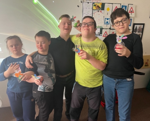 svíčky různých barev, vymalovali velikonoční zajíčky, poslouchali hudbu a koukali na pohádku, procházka