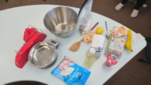 třída E společně s Katkou pekla velikonočního beránka