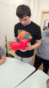 třída E společně s Katkou pekla velikonočního beránka