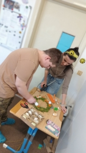 vyrábíme velikonoční věnce a fotíme se