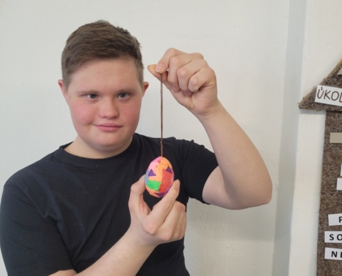 Kluci si nazdobili vajíčka netradiční technikou lepení barevných papíru a vyrobili veselé přáníčko