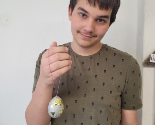 Kluci si nazdobili vajíčka netradiční technikou lepení barevných papíru a vyrobili veselé přáníčko