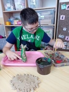 Děti si dokončily sluníčka a dinosaury