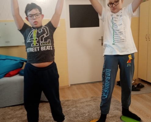 Cviky na rovnováhu, cvičení ve dvojicích