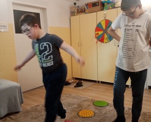 Cviky na rovnováhu, cvičení ve dvojicích