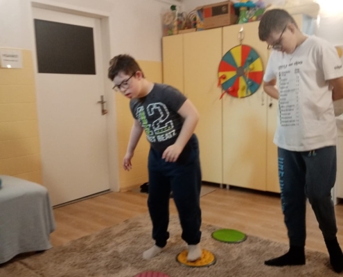 Cviky na rovnováhu, cvičení ve dvojicích