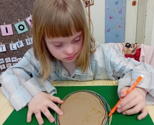 Děti vytvořily z obalů od vajec zvířátka, dokreslily a vlepily je do zhotovených rámů