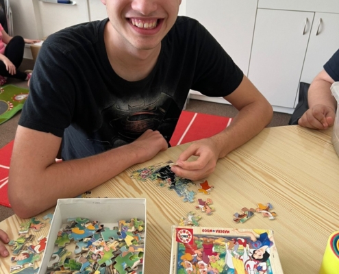 nabídla spoustu zábavy - puzzle, barevné špuntíky, stolní hry