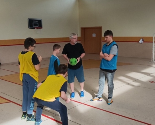 Pondělní tělocvik - nástup, rozcvička, soutěž v tahání, fotbálek .