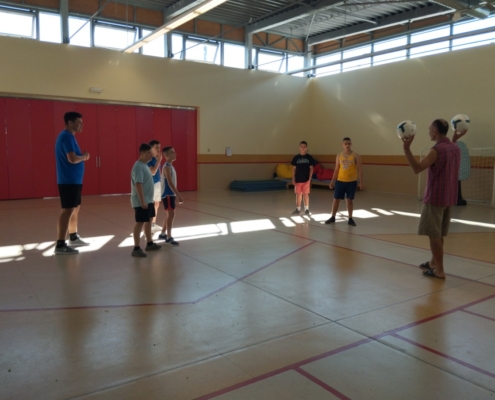 rozcvička, protažení, basketbalová soutěž a florbal.