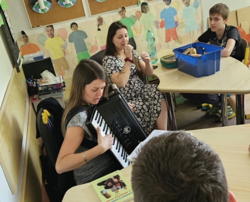 Fotografie z hudební výchovy ve třídě C.