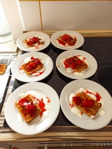 voňavé wafličky s jahodovopomerančovou omáčkou a bílým jogurtem