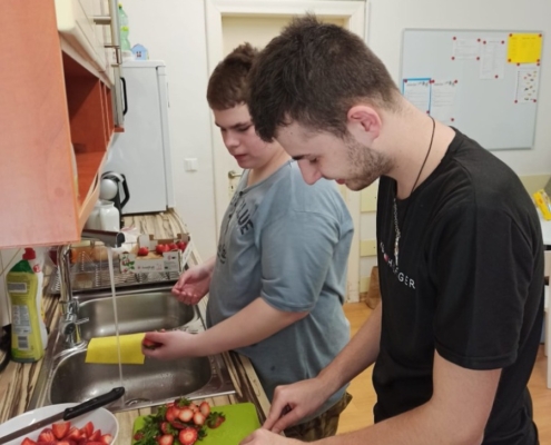 voňavé wafličky s jahodovopomerančovou omáčkou a bílým jogurtem