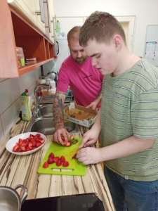 voňavé wafličky s jahodovopomerančovou omáčkou a bílým jogurtem