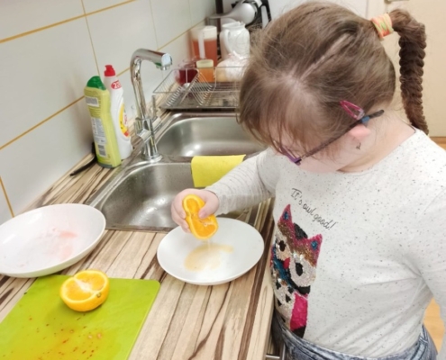 voňavé wafličky s jahodovopomerančovou omáčkou a bílým jogurtem