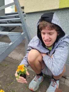 děti ze třídy D osázely truhlíky a vyzkoušely práci s rostlinami