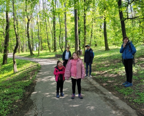 Tělocvik, vycházka na hřiště, malování vodovými barvami, hry i učení