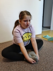 Tělocvik, vycházka na hřiště, malování vodovými barvami, hry i učení