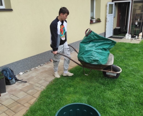 Odvoz dřeva ze školy